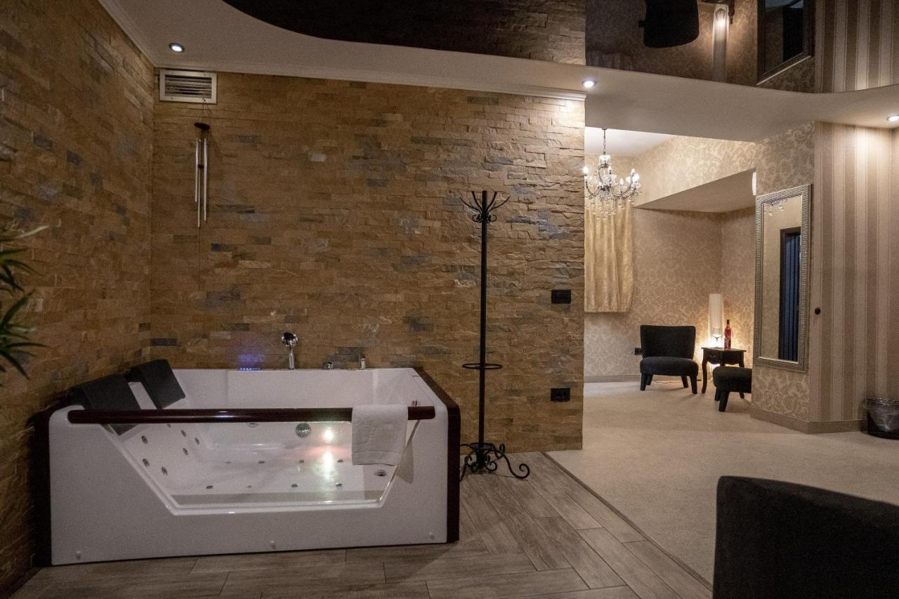 Madison Inn Suites - Wilson'S Square Белград Экстерьер фото